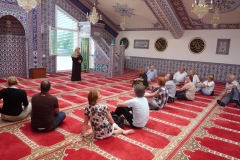 Besucher_in_der_Moschee_Wohlen