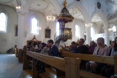 Viele_Besucher_in_der-Kirche