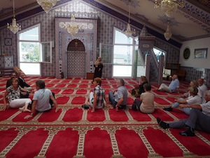 Besucher_in_der_Moschee_Wohlen
